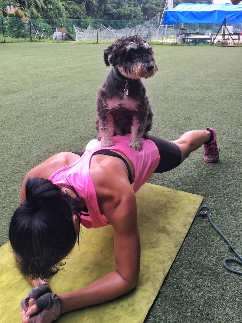 Weighted plank at MetCon training, with the perfect partner!